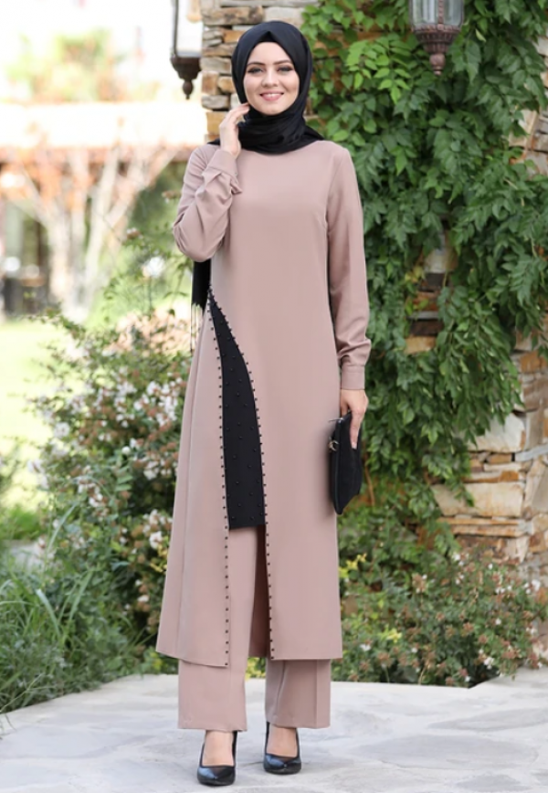 Celana panjang dengan potongan loose-fit dan karet di pinggang